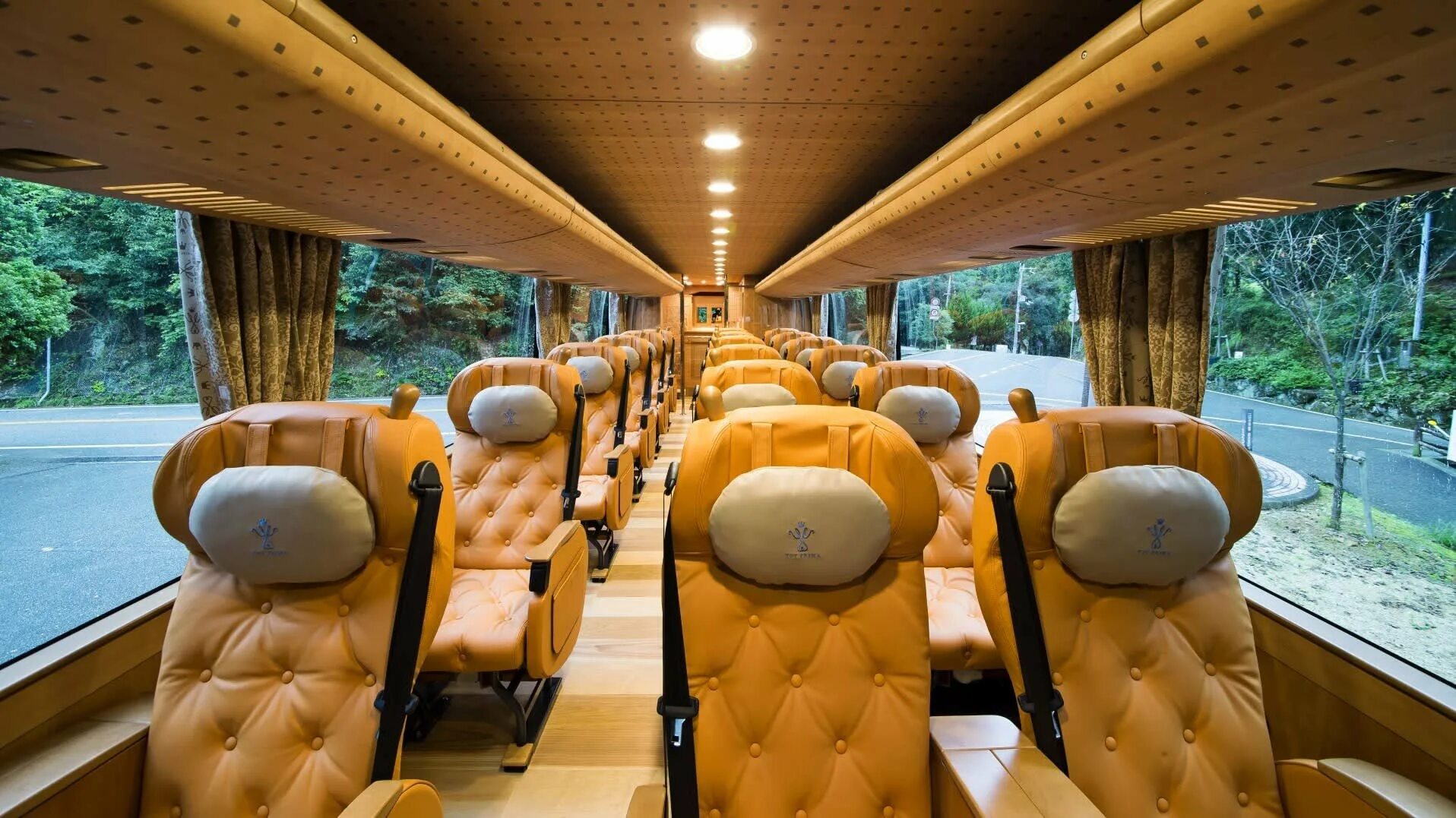 Комфортабельный автобус. Автобус для путешествий. Комфортабельный автобус внутри. Туристический автобус внутри.