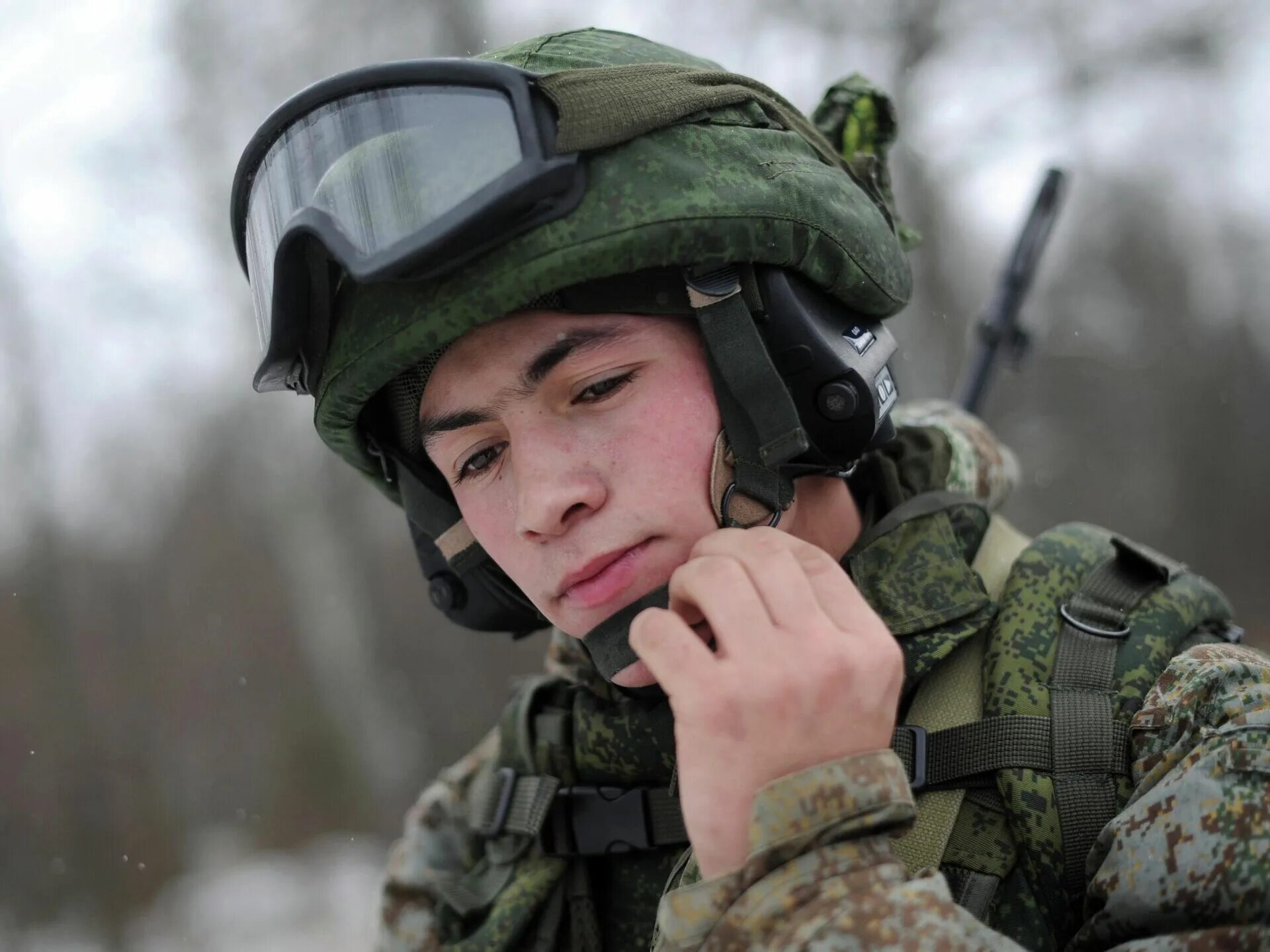 Чел в армии. Экипировка Ратник ВДВ. Шлем Ратник Российская Боевая экипировка. Каска Ратник 6б47. Экипировка Ратник 2022.