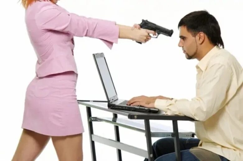 Муж играет. Муж и жена за компьютером. Мужчина за компьютером женщина рядом. Мужчина и женщина возле компьютера. Отвлекают парня от компьютера.