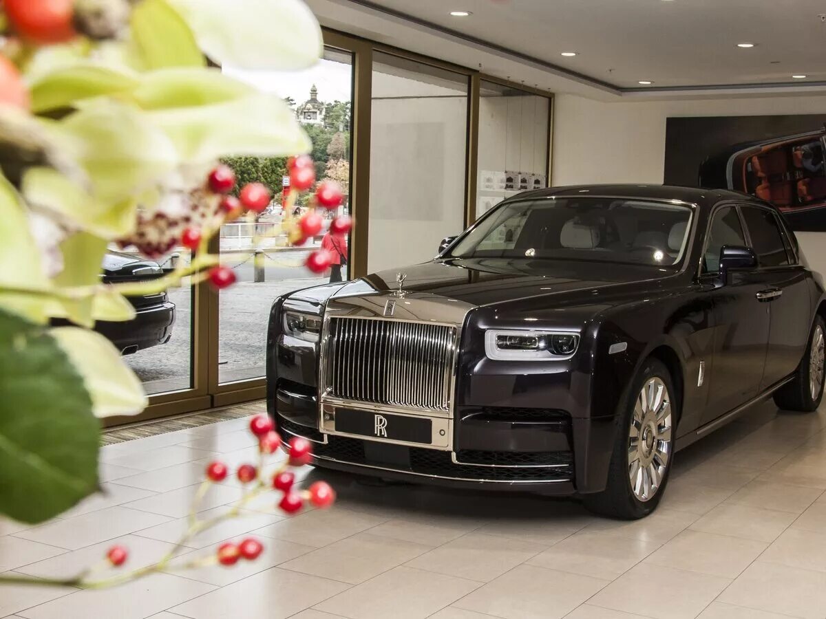 Роллс отзывы. Роллс Ройс Фантом 8. Rolls Royce Phantom 2018. Роллс Ройс Фантом 8 чёрный. Rolls Royce Phantom 8 2018.