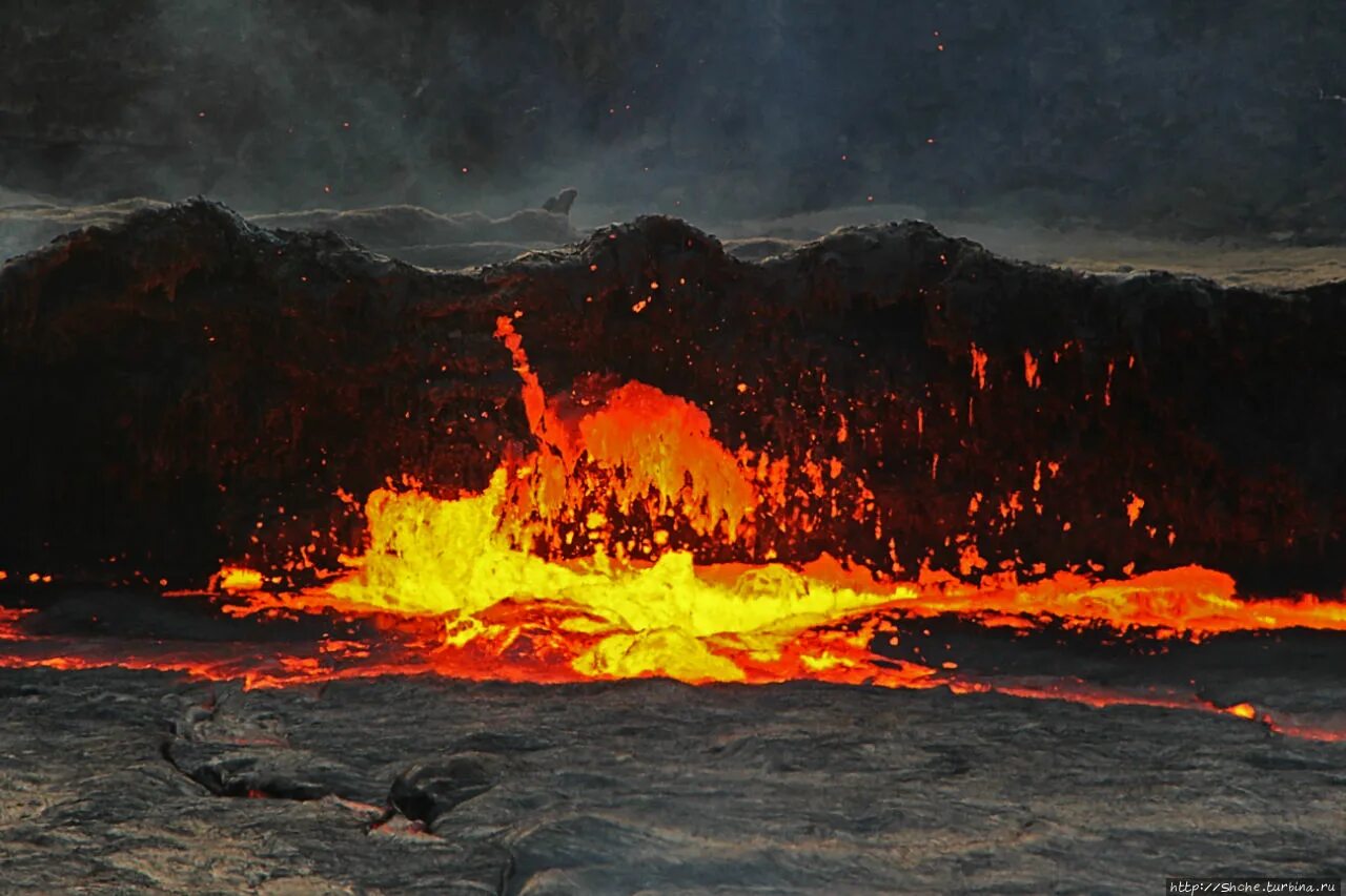 Вода gorji. Вулканические цепи. Цепь вулканов. Цепи из вулканов. Вода горит фото.