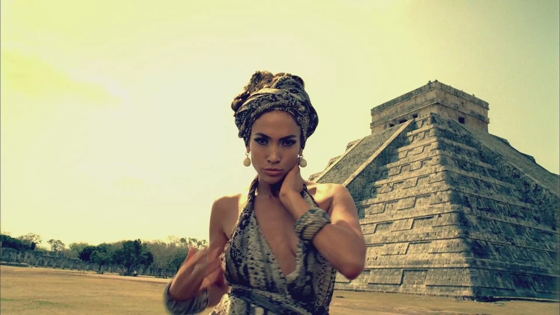 I m into you. дженнифер лопес. Im into you. эдуардо верастеги в клипе дженифер лопес. Im into you фото.