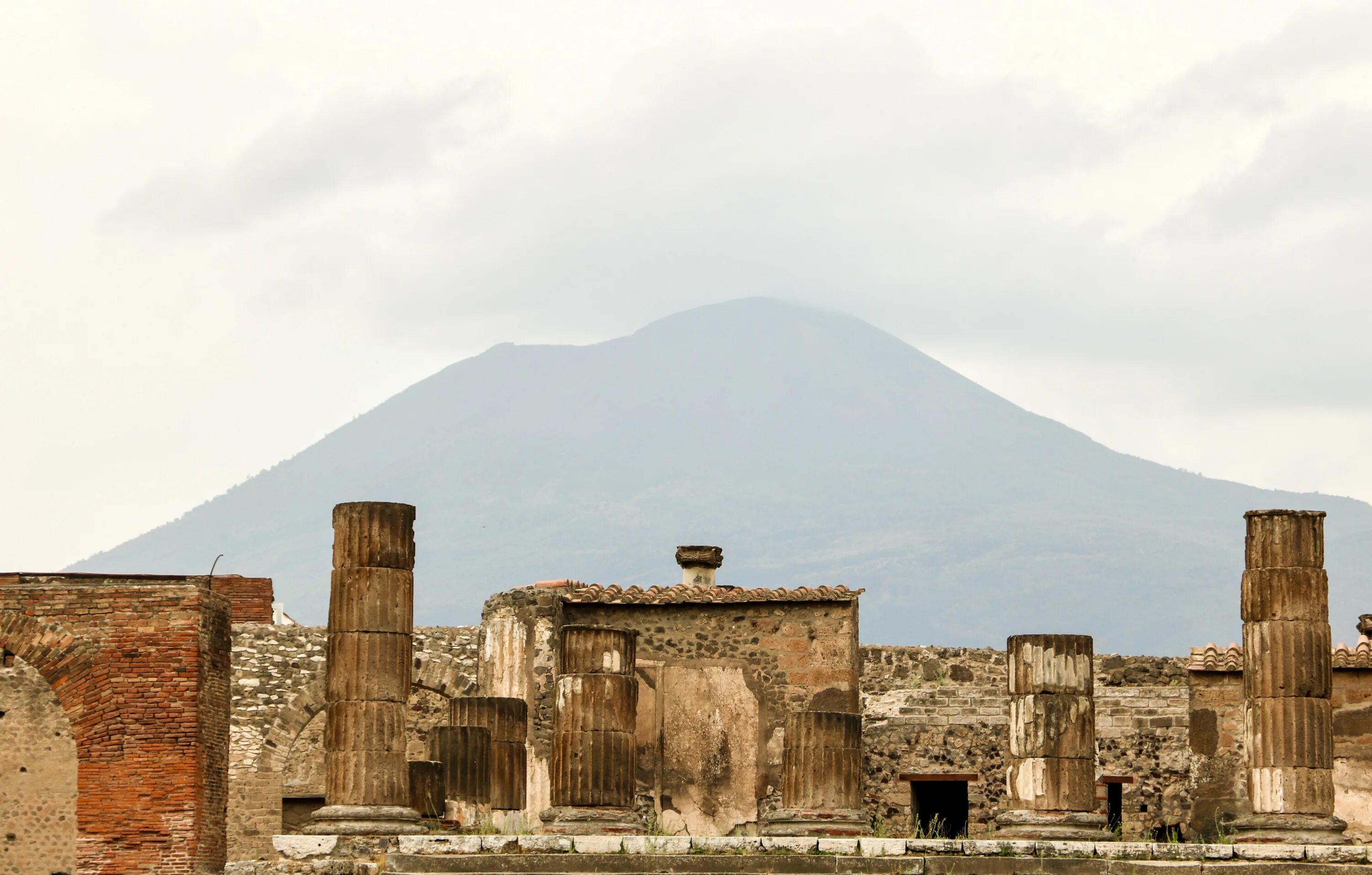 Pompeii was an ancient. Pompeii ancient city. pompeii city. the end of the city of pompeii. end of pompeii.