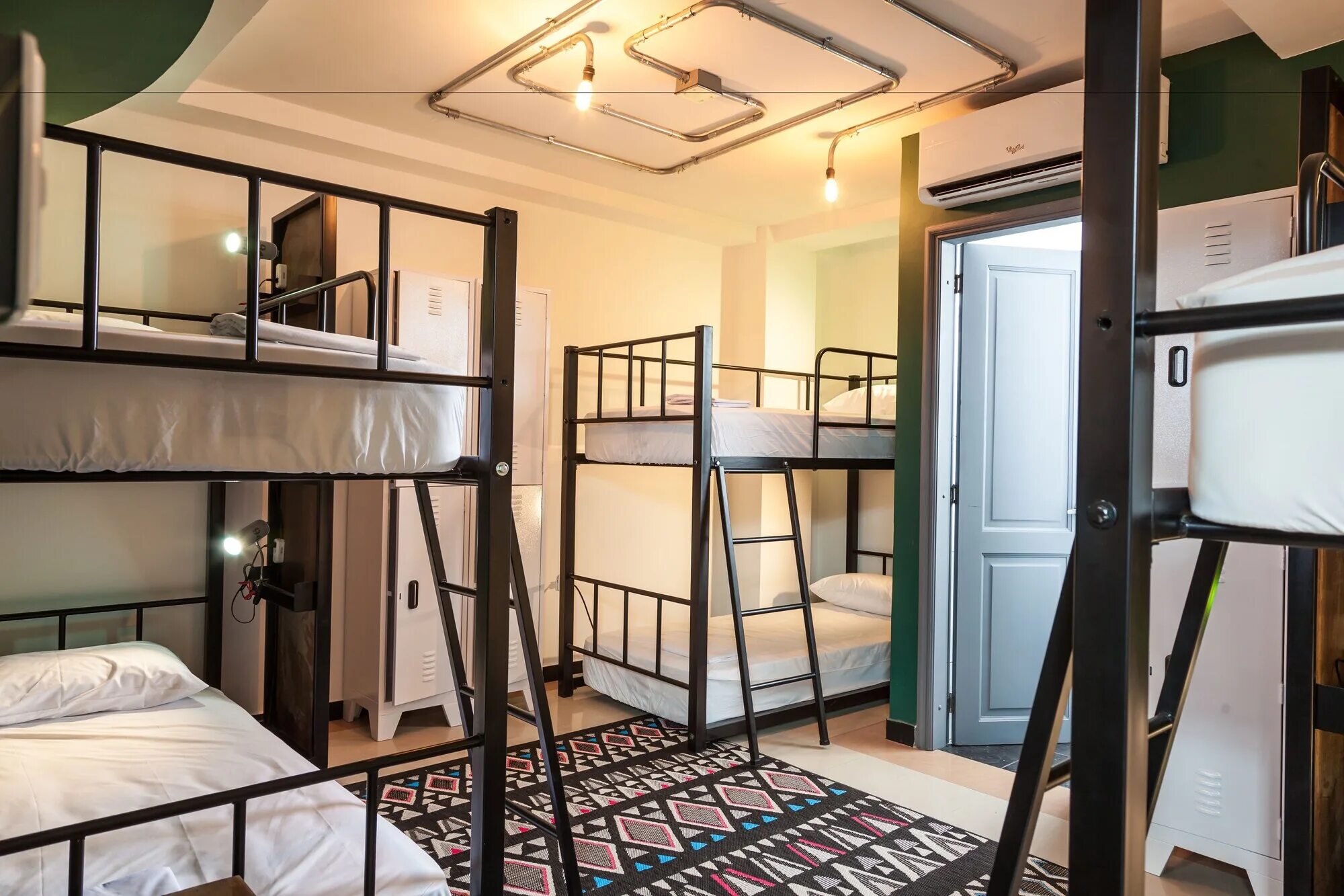 Хостел 2003. Хостел петровка 38. Хостел. Комната с двухъярусной кроватью хостел. Квартирный хостел.