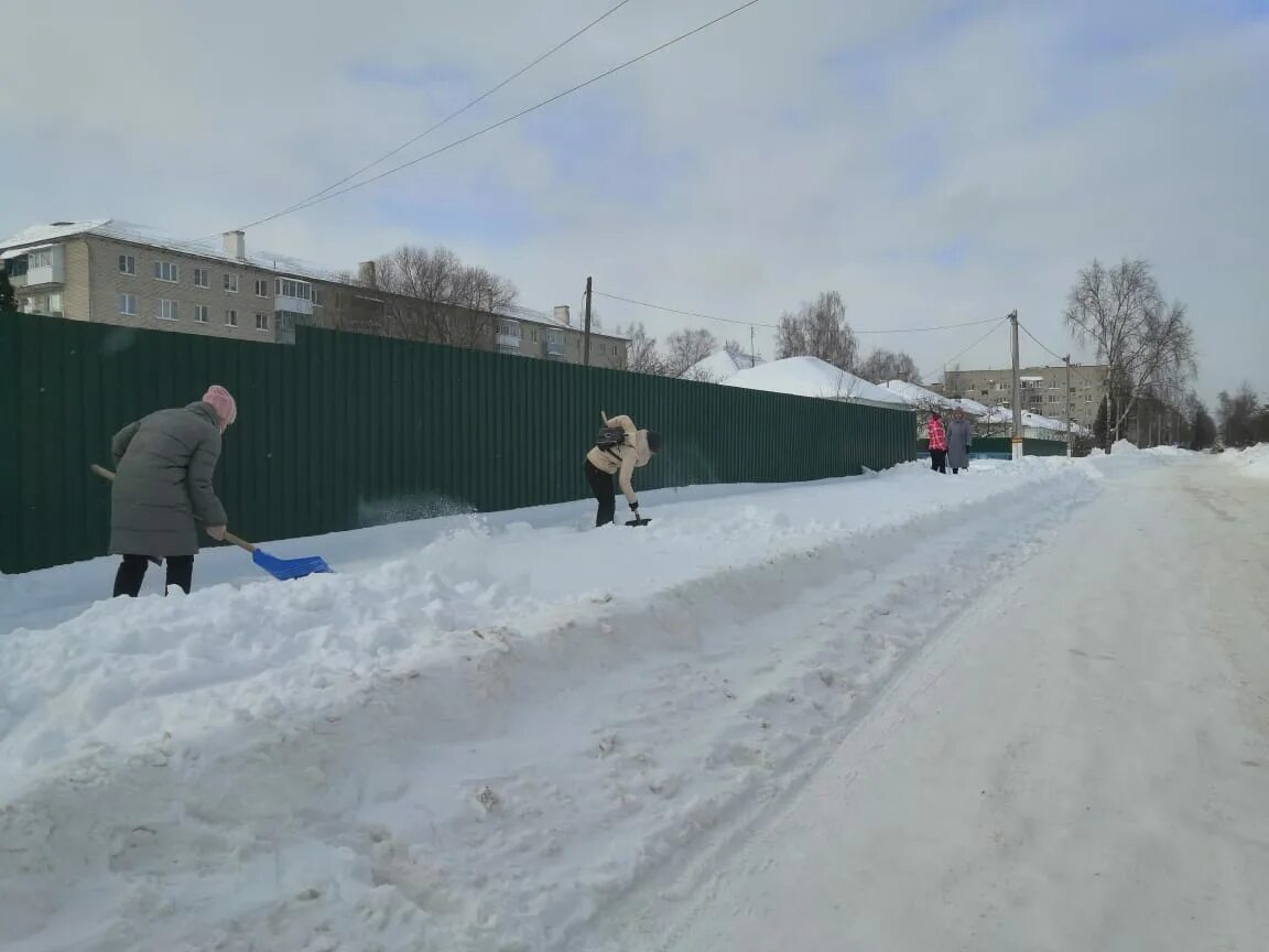 Снежный бой. Снегири война. Игра в снежки. Снега снега бой песня. 02.