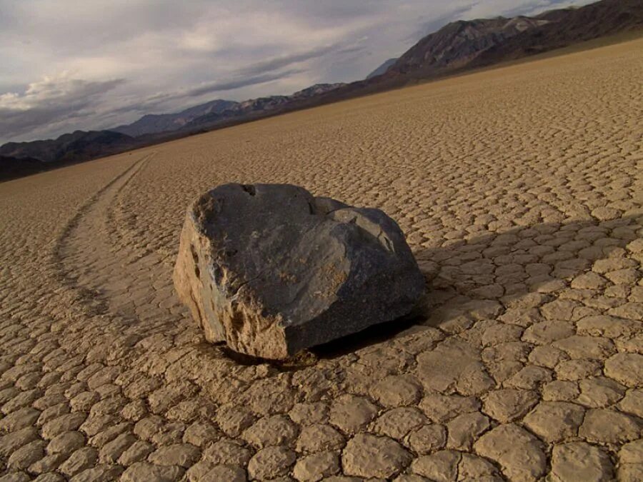 Рейстрек-Плайя, США. Движущиеся камни. Камни в пустыне. Камень на дороге.