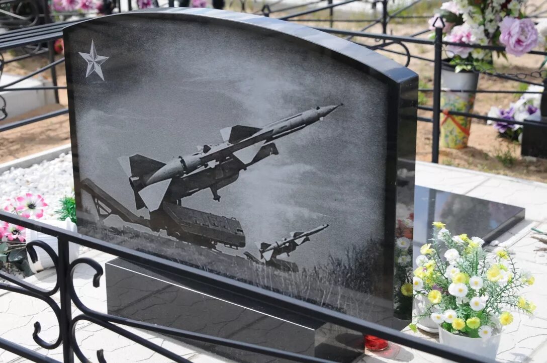 памятник из гранита военному. памятник из гранита военному. гранитные памятники для военных. надгробные памятники военным. самолет на памятнике могилы.