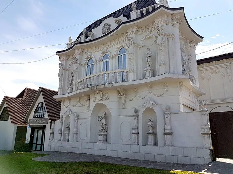 Сайты тюмени дом. Белый дом Тюмень. Особняк в Патрушева Тюмень. Дом статуя в Тюмени. Дворец в Патрушево Тюмень.