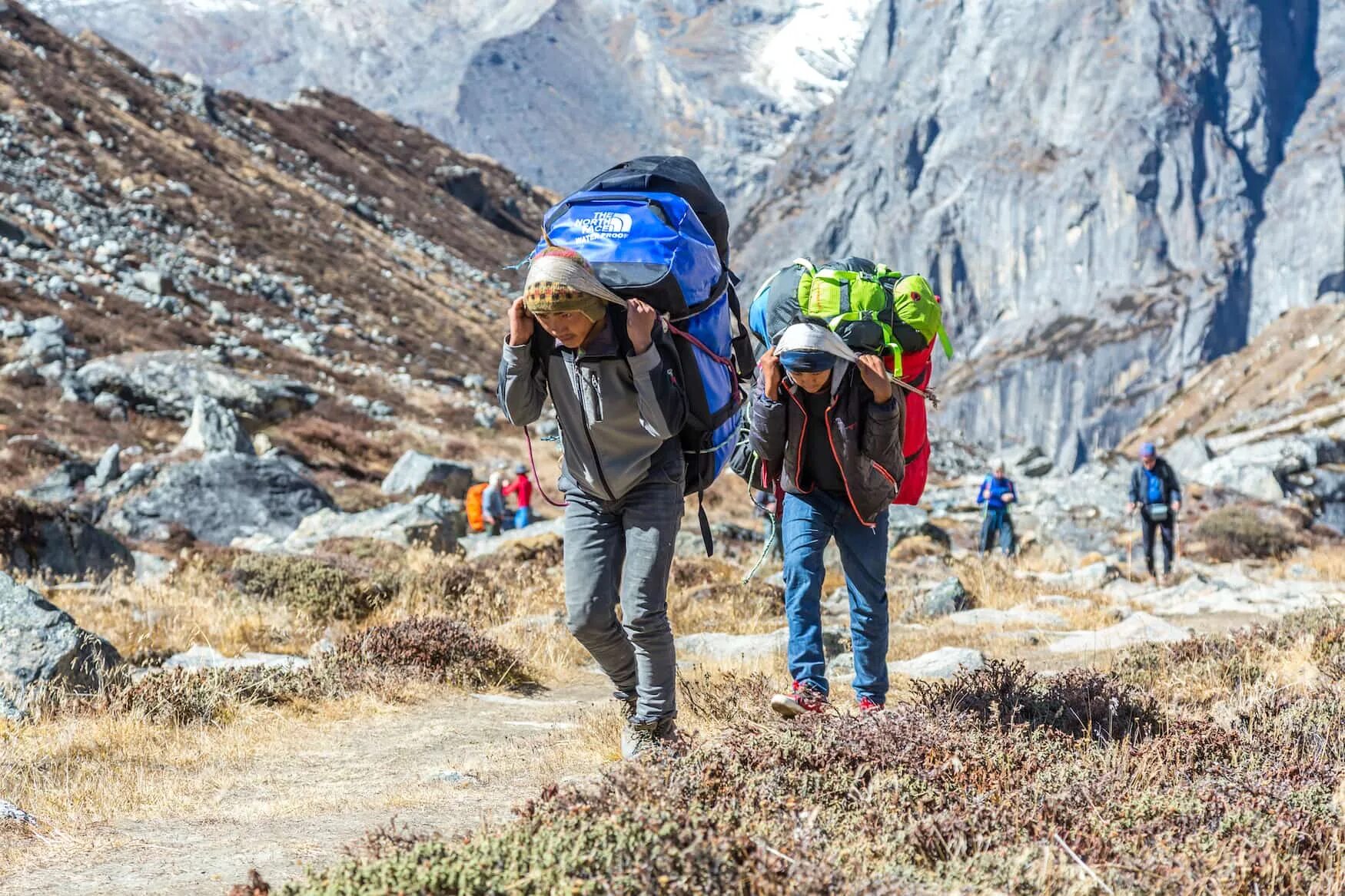 4 туриста группы готовятся к походу. Шерпы на Эвересте. Pohod v gory. Уставший турист в горах. Рюкзак для похода.