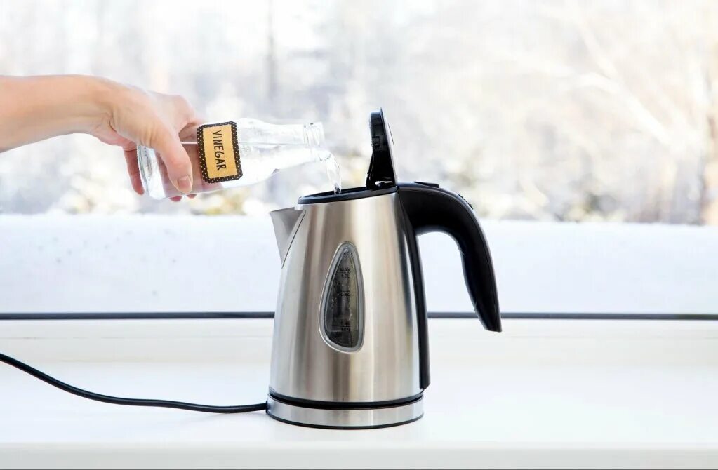 Новый чайник пахнет пластмассой. Электрический стакан для кипячения воды. Накипь в чайнике. В чайнике электрическом вода пахнет пластмассой.