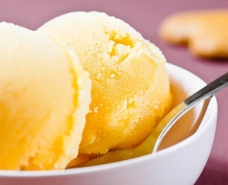 Какой жир в мороженом. Мороженое сорбет манго. Сорбет лимонный. Мороженое лимонный сорбет. Сорбет из манго.