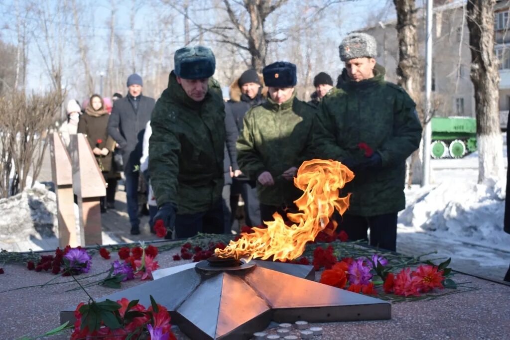 Дни памяти отечества. Солдат у вечного огня. Мемориал два солдата. Фото с праздника Дню памяти о россиянах исполнявших служебный долг. Гвоздика у вечного огня.