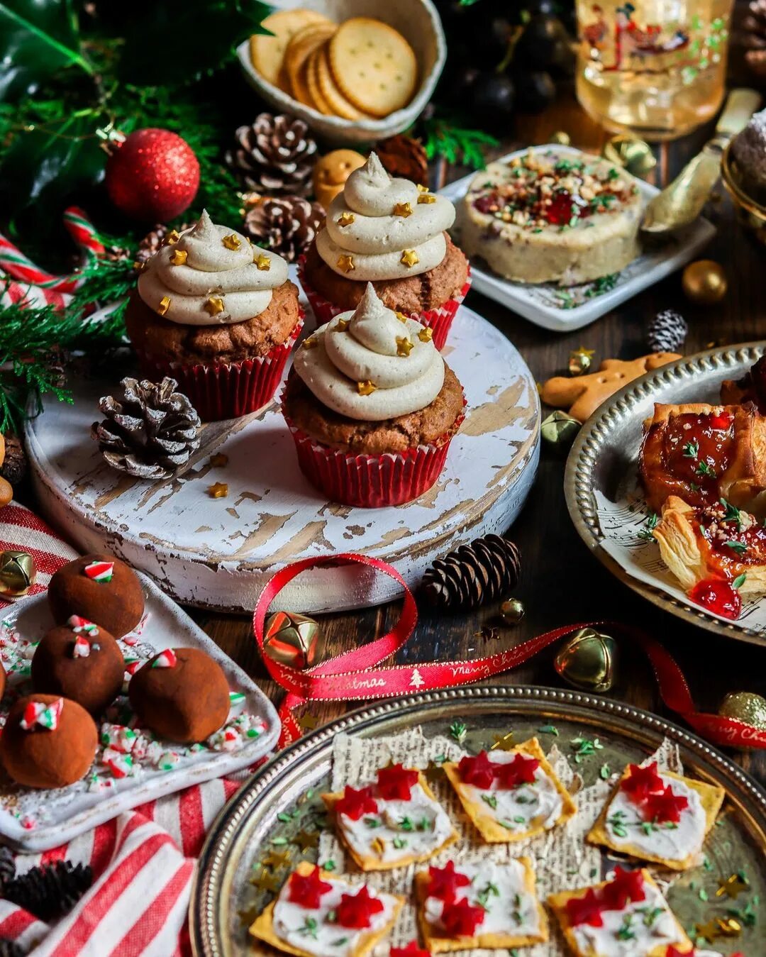угощение давшее название канун рождества. выпечка на рождество. рождественский борщ. немецкий рождественский стол. праздничный стол на новый год.