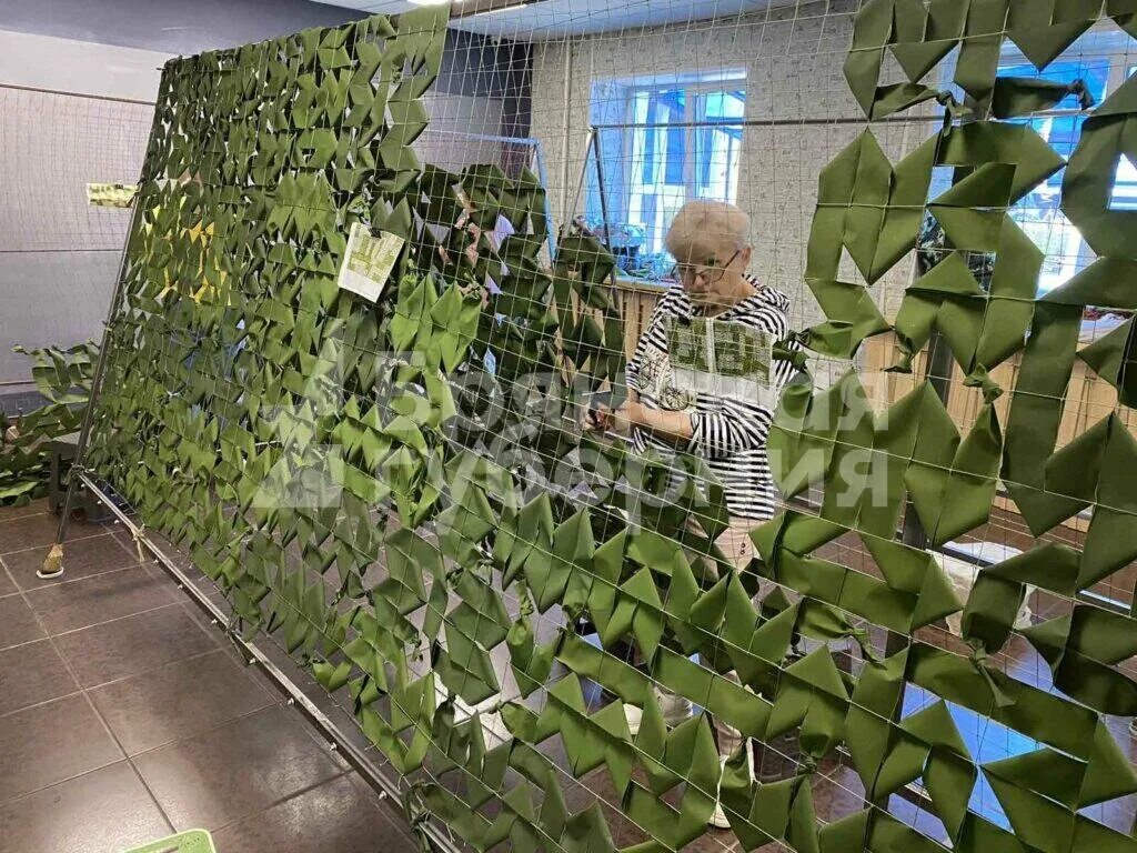Маскировочные сети плести. Маскировочная сетка плетение. Стойка для плетения маскировочной сети. Мкт-2п маскировочный комплект. Маскировочная сеть 1942 г.