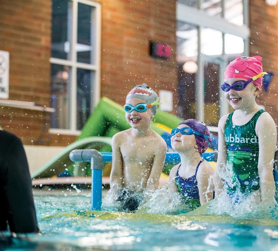 Плавание дети. In Swim школа плавания. Плавание дети фото красивые. Синхронное плавание дети.