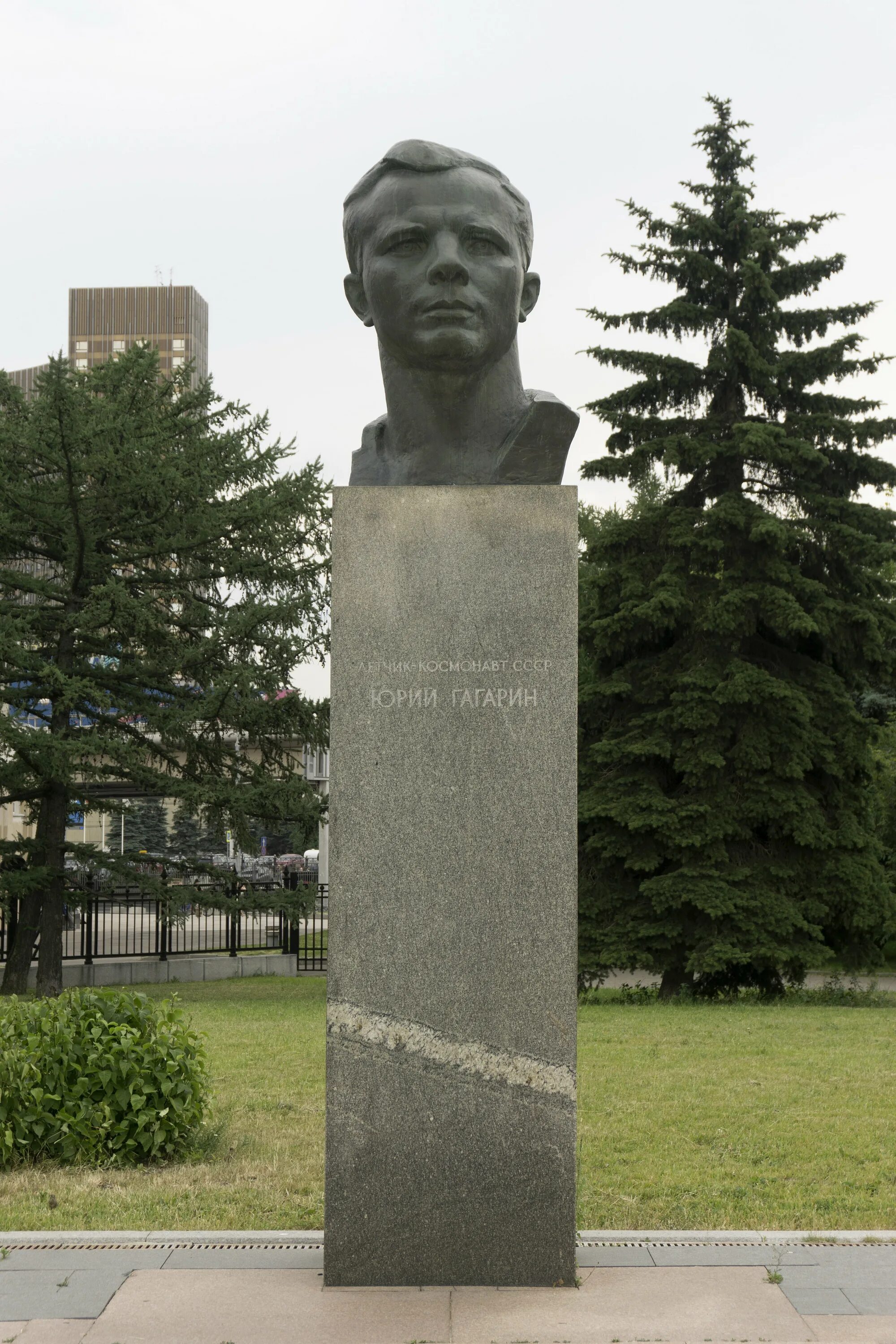 В каком городе памятник гагарину. Памятник Юрия Гагарина в Москве. Памятники ю а Гагарина. Памятник ю Гагарину в Москве. Памятник ю а Гагарину.