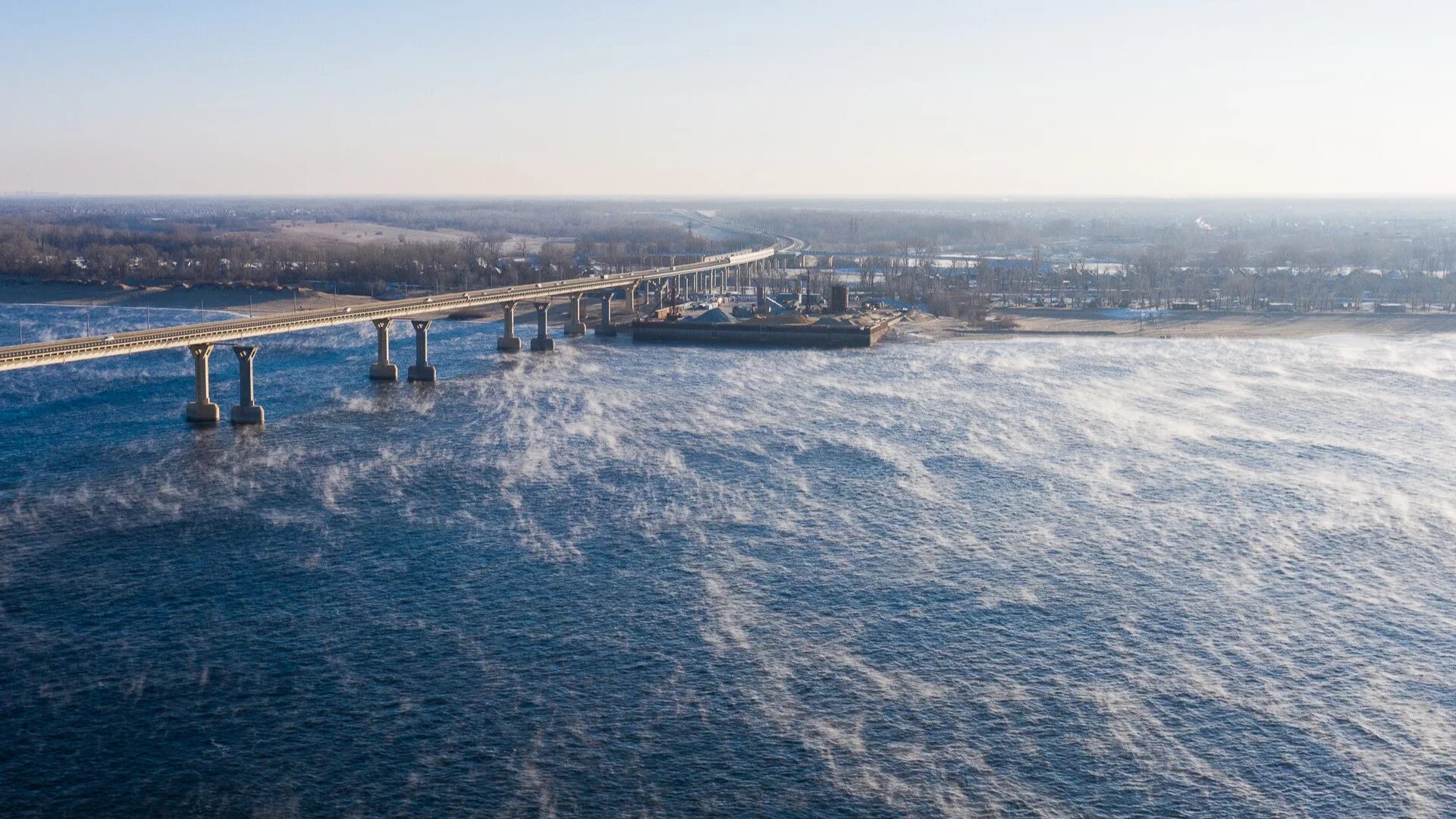 Волгоград какая вода. Парение Волги. Прозрачность Волги в Волгограде зимой. Пари Волгоград. Фото зимняя набережная Красноармейский район Волгограда.