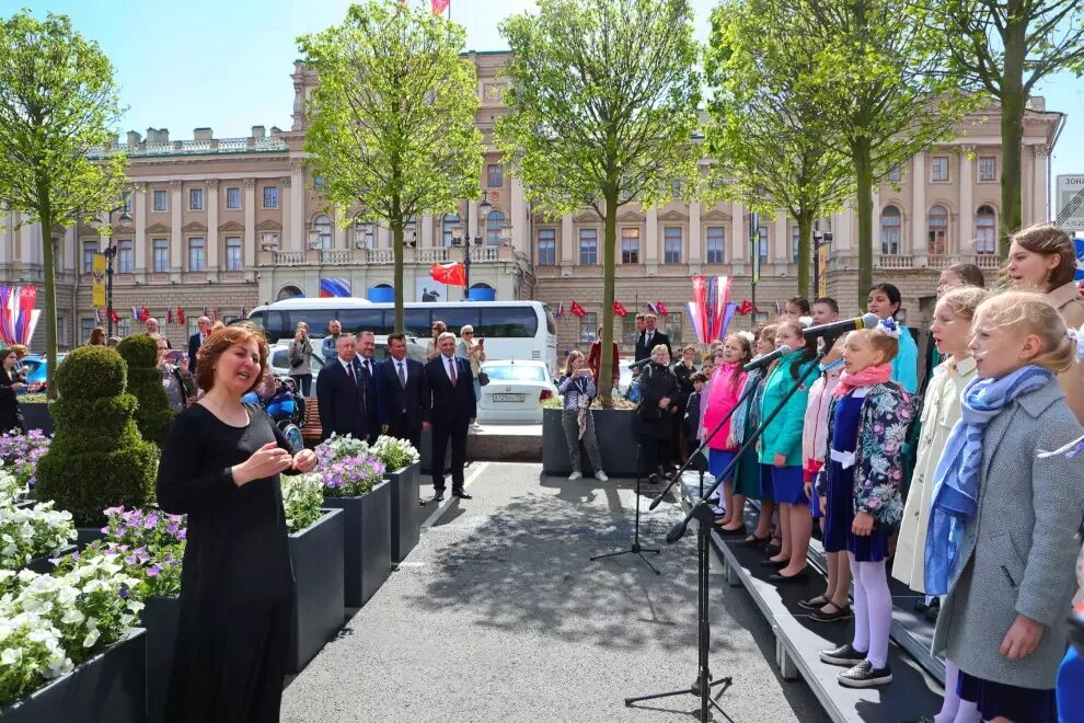 Фестиваль огня в санкт петербурге 2022. День города санкт-петербурга возложение цветов к медному всаднику. Санкт петербург праздник фонтанов 2022. Майские праздники в санкт-петербурге. День города санкт-петербурга 2022.