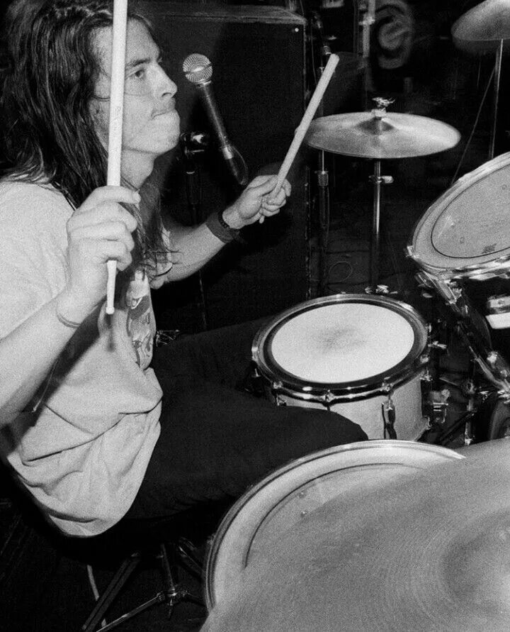 Барабанщик nirvana. Грол дэйв drummer. Барабанщик нирваны. Барабанщик нирваны. Барабанщик nirvana.