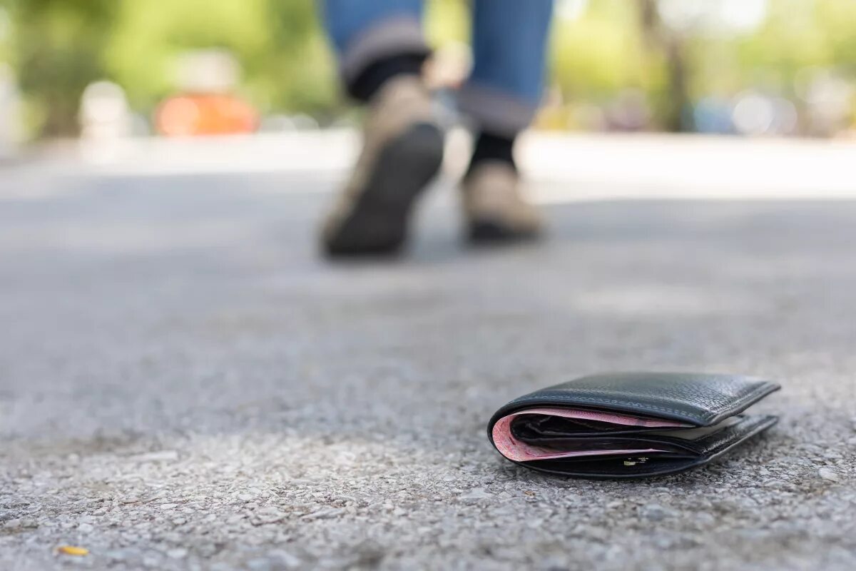 Кошелек на земле. Lost wallets. Lost wallets. Потерянный бумажник реклама в инстаграм. Утерян портмоне.
