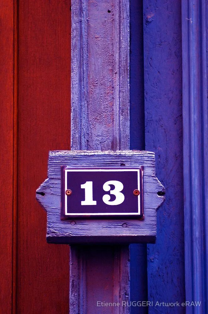 13 число дом. Число 13. необычная цифра 13. число 13 на двери. мистическое число 13.