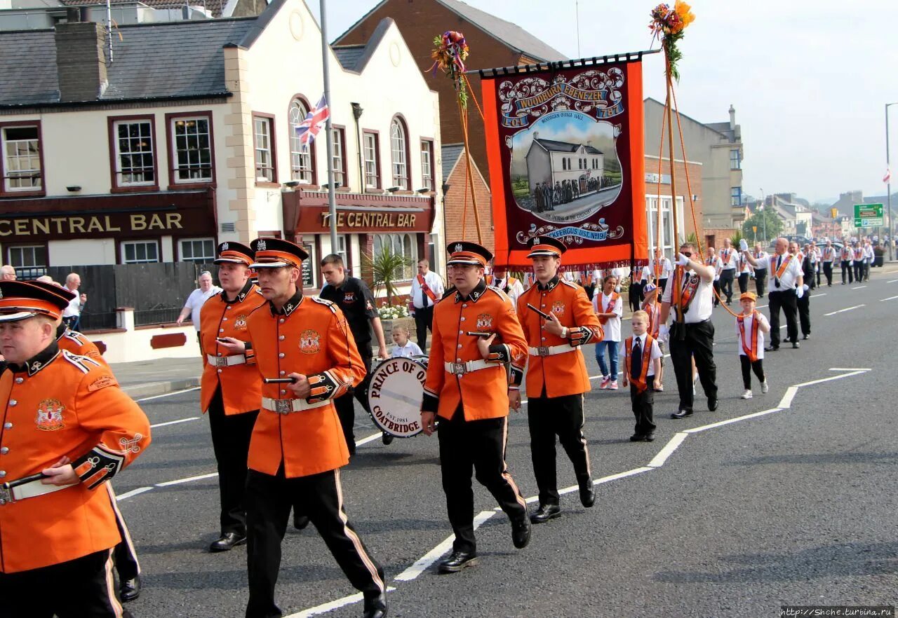 Марш оранжистов ирландия. Парад оранжистов в ирландии. Оранжисты парад в северной ирландия. День оранжистов. День оранжистов в северной ирландии.