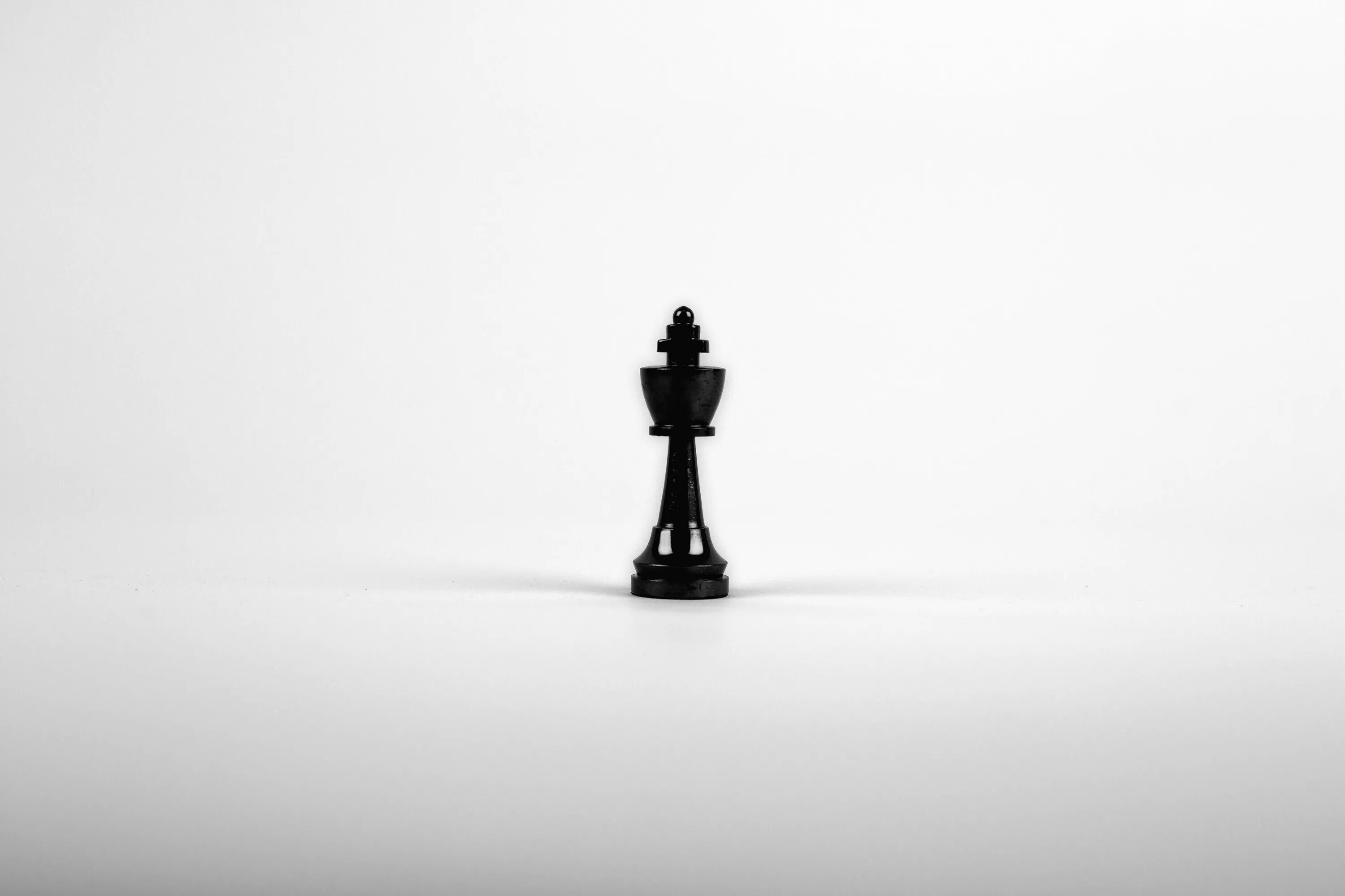 Игра шахматный король. Шахматы пешка ферзь. Шахматный Король. Шахматные фигуры на белом фоне. Король в шахматах.