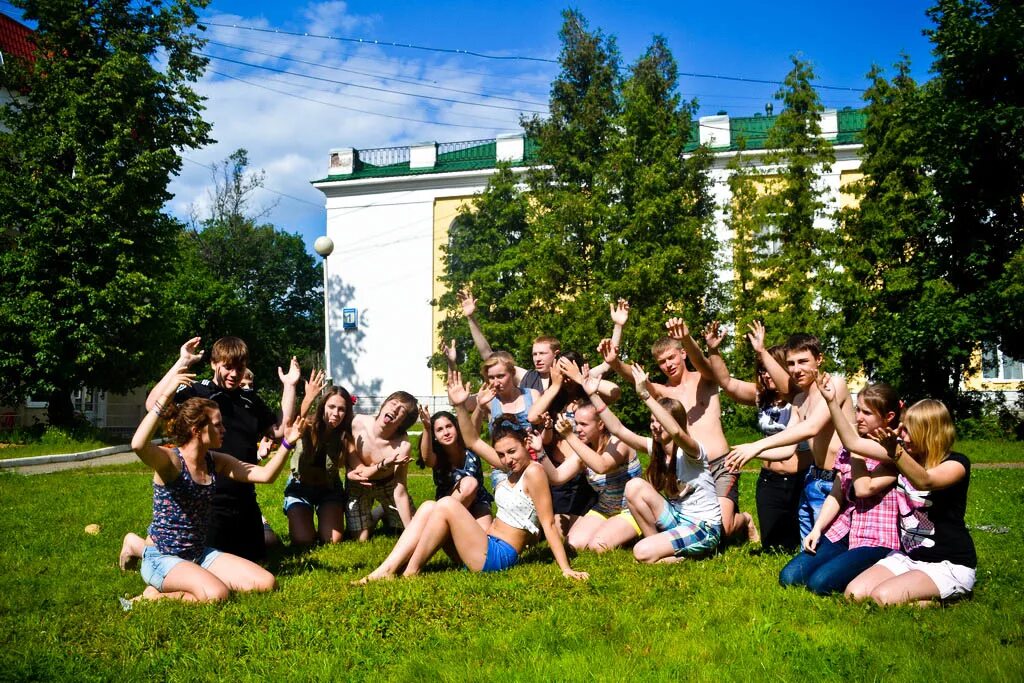 Young camp. Лагерь Creative Camp. Тренинг в лагере. Детские творческие лагеря. Занятия подростков в лагере.