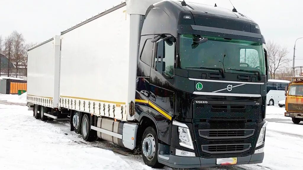 Автопоезд вольво. Volvo FH 120 кубов. Автопоезд Вольво FH 120 кубов. Фура 120 кубов Вольво. Volvo паровоз 120 кубов.