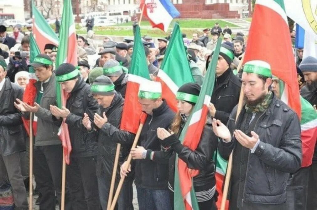 Татары против россию. Азатлык Татарстан движение. Азатлык 1992. Татарские националисты Казань. Татарские националисты Азатлык.