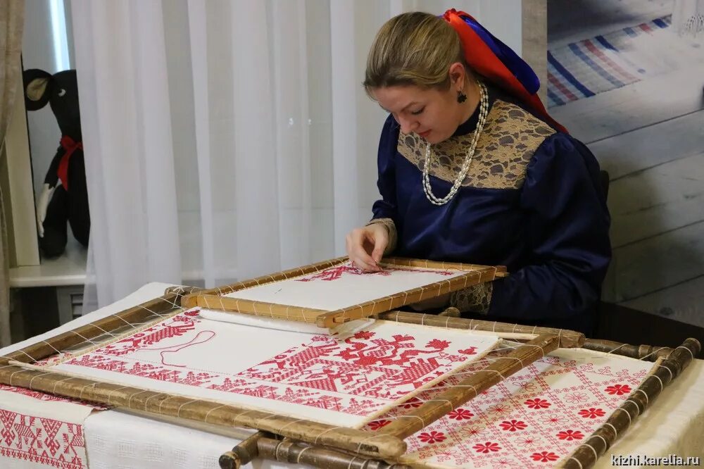 Карелы и коми промысел. Карельские Ремесла. Карельские народные промыслы. Карелия вышивка. Традиционные занятия Карелов.