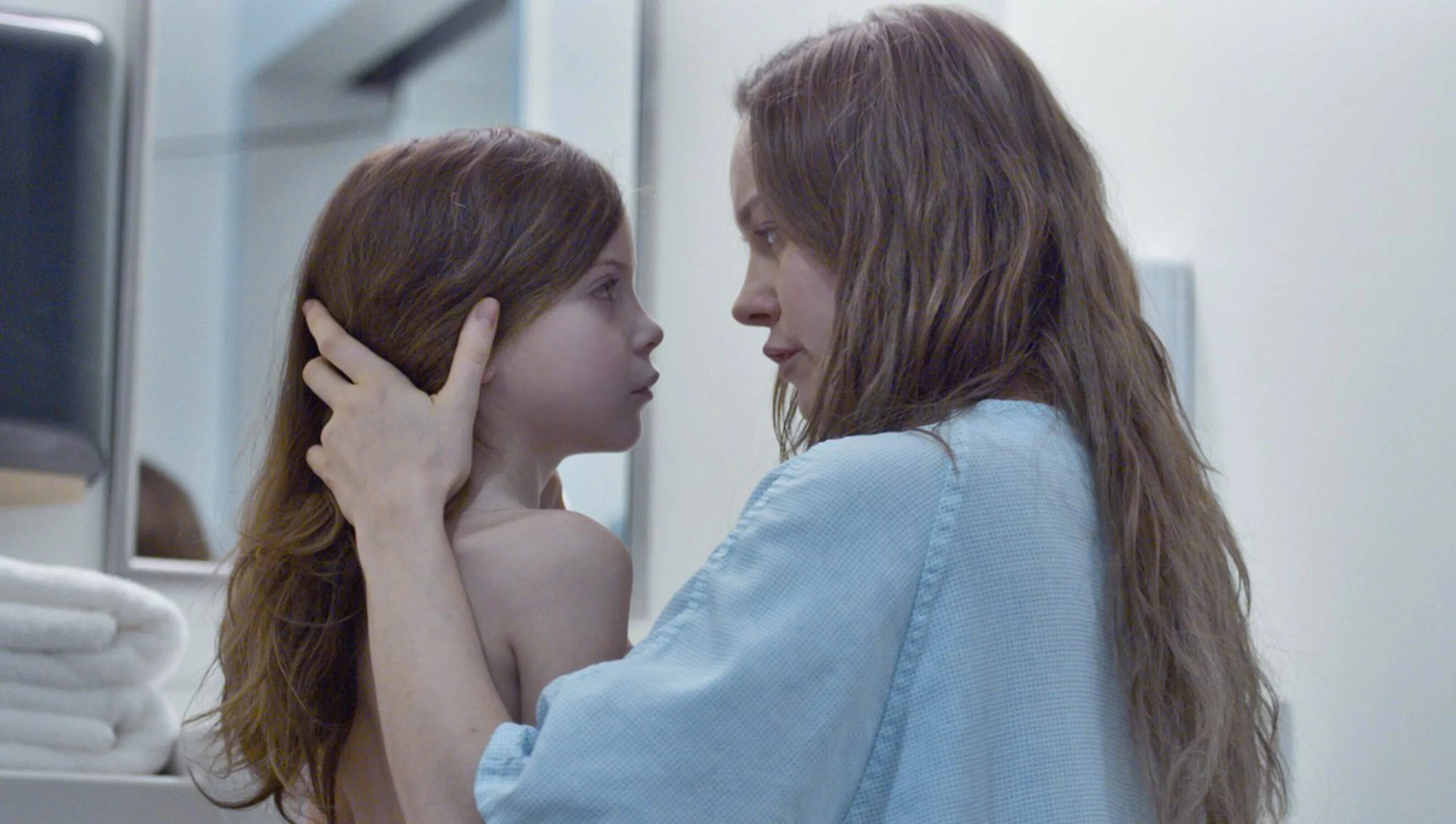 Sister scene. Бри Ларсон Room 2015. Джейкоб Трамбле комната 2015.