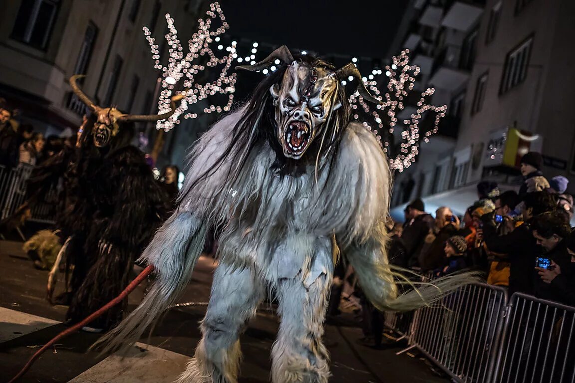 Крампус фестиваль австрия. Крампус фестиваль австрия. Парад крампусов в австрии. Крампус фестиваль австрия. Парад крампусов в австрии.
