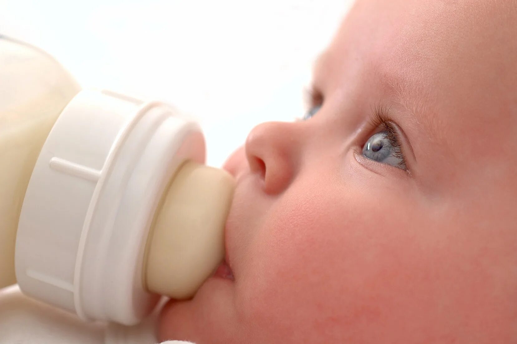 Искусственное вскармливание новорожденного. Диатезы на грудное молоко. Молочка у новорожденных симптомы. Диатез на козье молоко у ребенка.