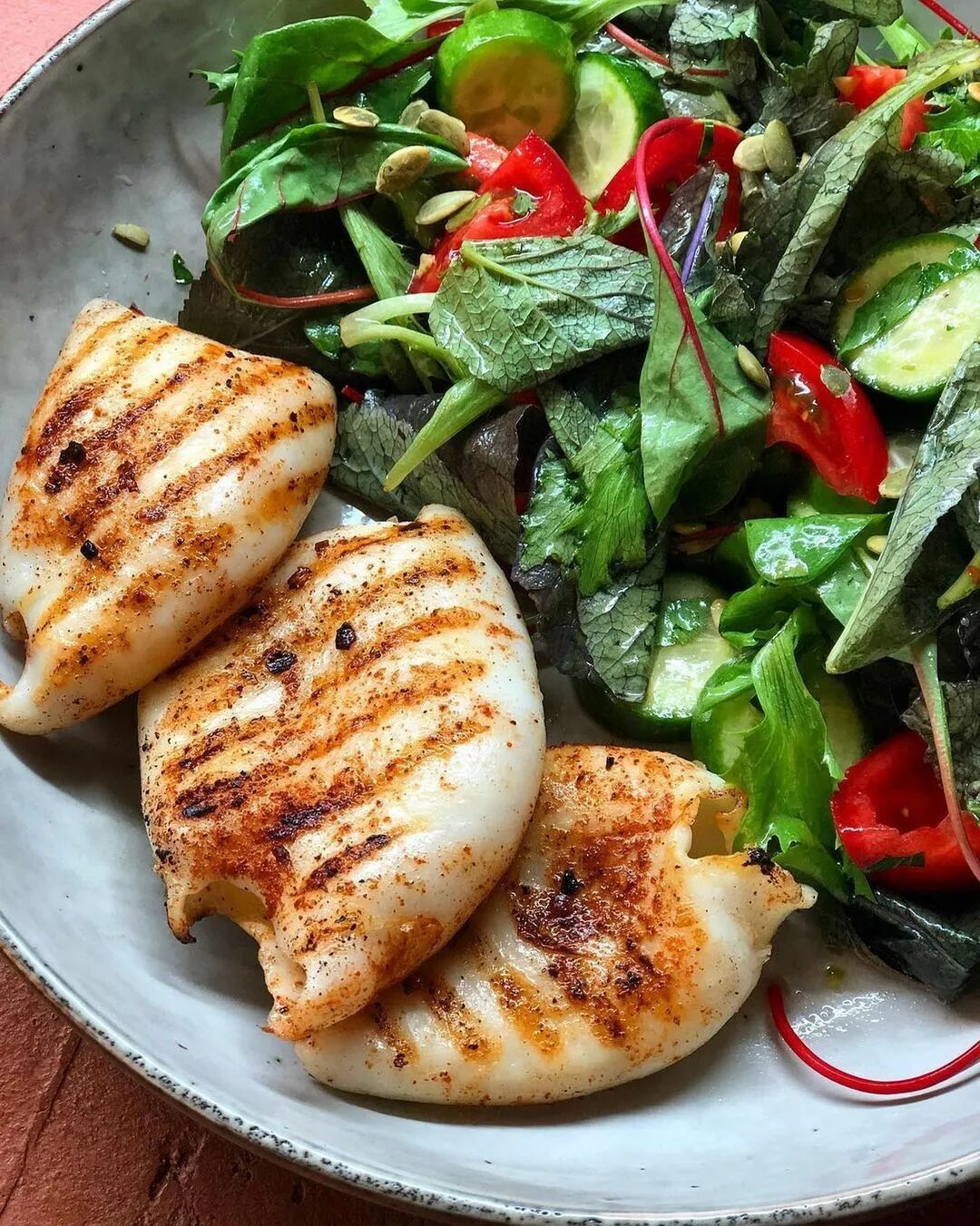 кальмар гриль по корейски. кальмар на мангале. кальмары гриль на мангале. кальмар гриль джон джоли. каракатица на гриле.