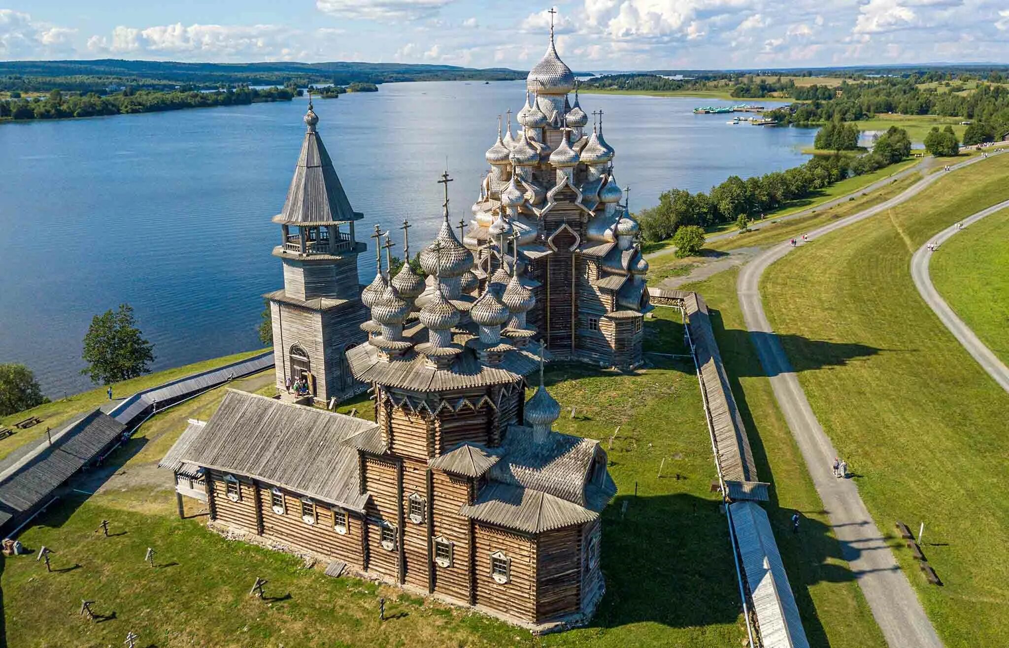 Памятники культуры россии кижи. Кижи музей-заповедник. Церковь Преображения Господня на острове Кижи. Кижский Погост Республика Карелия. Остров Кижи музей заповедник.