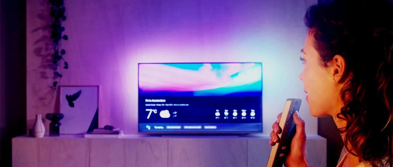 Управление телевизором с телефона. Телевизоры с управлением голосом и жестами. Управление голосом смарт тв. Алиса управление телевизором samsung. Телевизор который управляется голосом.