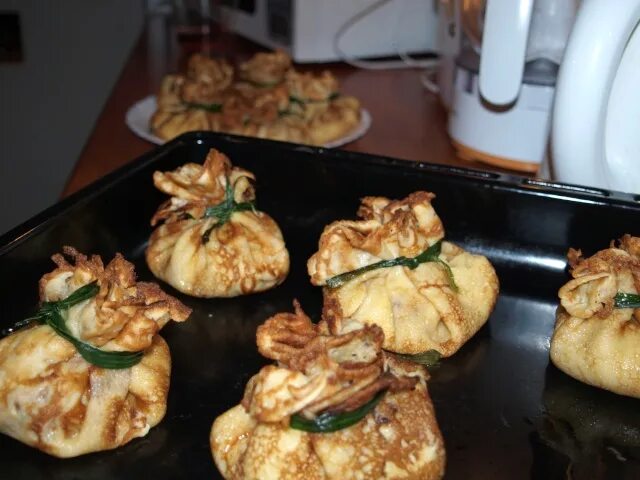 Курица с грибами в блинных мешочках
