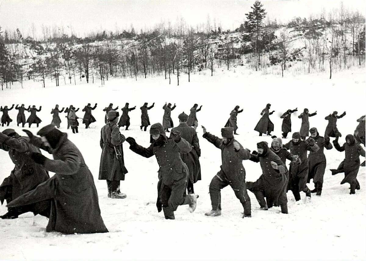 4 го декабря. Немецкие солдаты сдаются в плен 1941. Немецкие военнопленные 1942 Сталинград. Пленные немцы под Сталинградом в 1943 году. Пленные немцы под Москвой 1941.