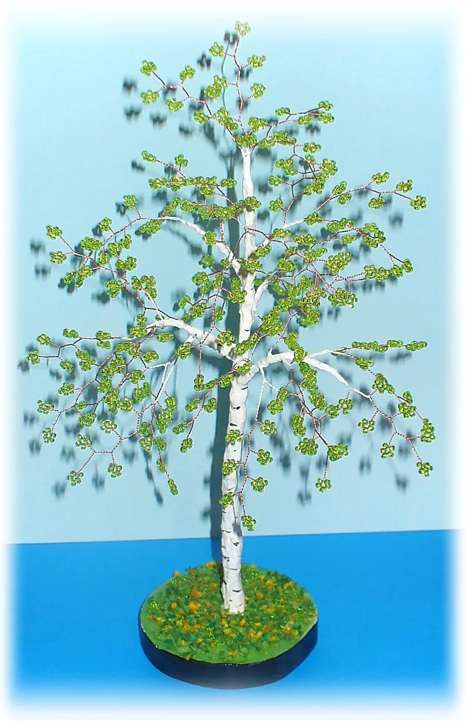 Бисерное дерево береза. Поделка береза. Бисерное дерево береза. Береза из бисера. Деревья из бисера березка.