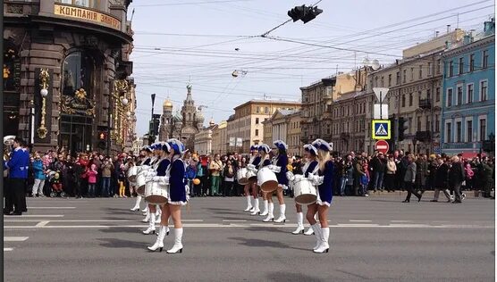 5 мая спб. 1 Мая Санкт Петербург. Демонстрация 1 мая в Питере. Санкт Петербург 1 мая фото. С 1 мая Питер картинки.