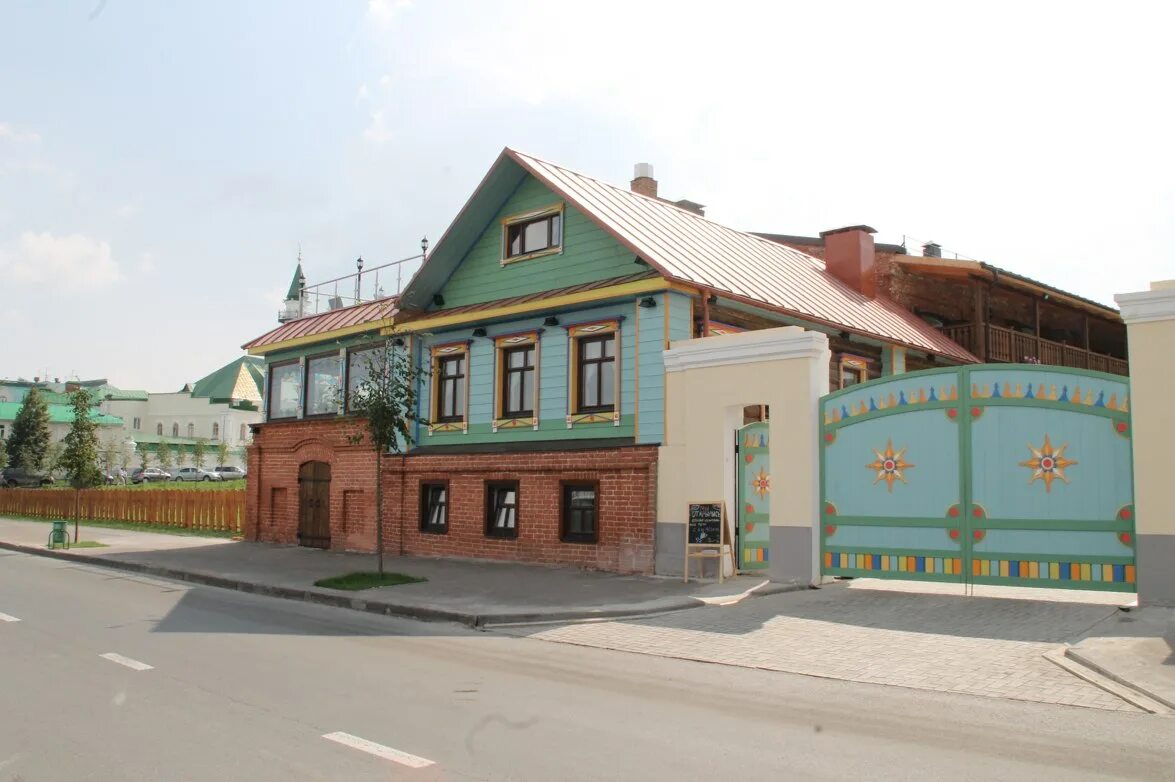 Татарский дом казань. Татарская усадьба Казань гостиница. Татарская усадьба Казань ресторан. Татарская Слобода Казань ресторан. Марджани 8 Казань Татарская усадьба.