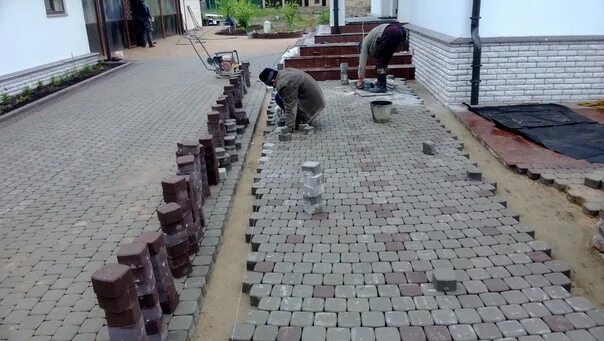 Укладка тротуарной плитки на песок. Тротуар плитка укладка. Песок для заполнения швов брусчатки. Мучка для укладки тротуарной плитки. Тротуарная плитка на цементную смесь.