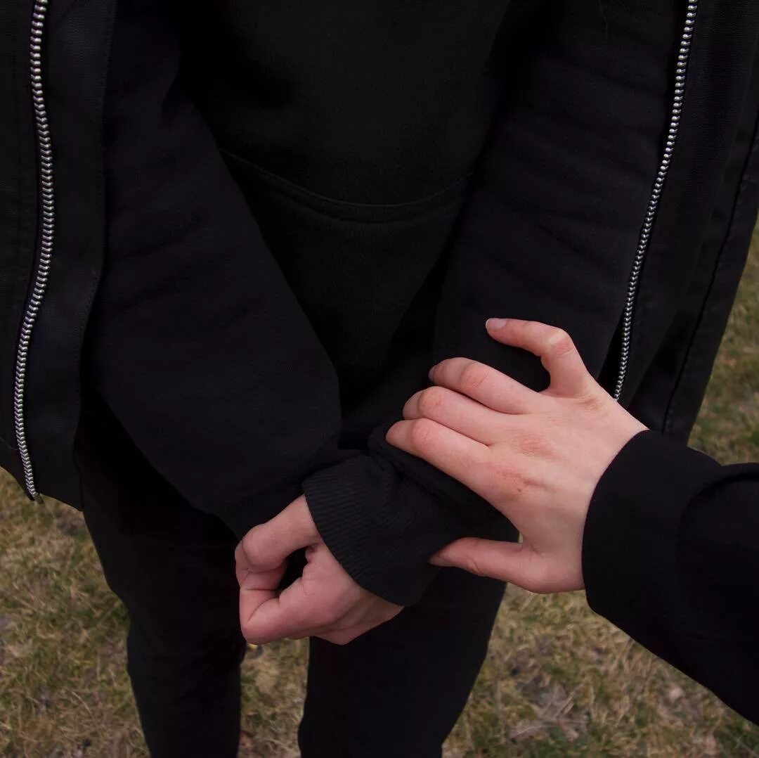 девушка на руках у парня чб. ава для ревности. мужская рука на женской коленке. красивые картинки пары без лиц. руки пар без лица.