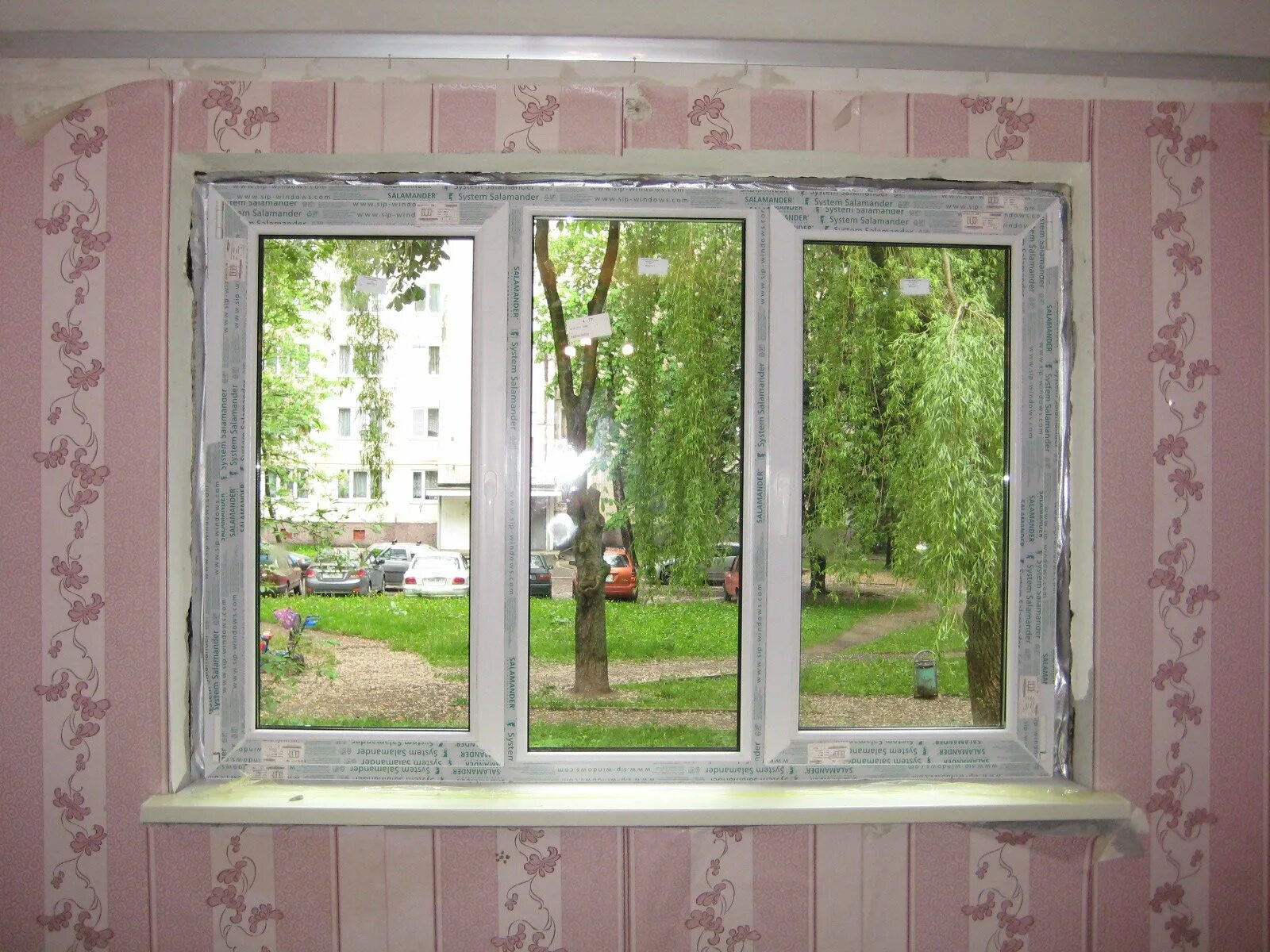 Сколько стоят окна в панельном доме. Пластиковые окна в панельный дом. Окна ПВХ дом. Пластиковые окна хрущевка. Окно пластиковое в большом проеме.