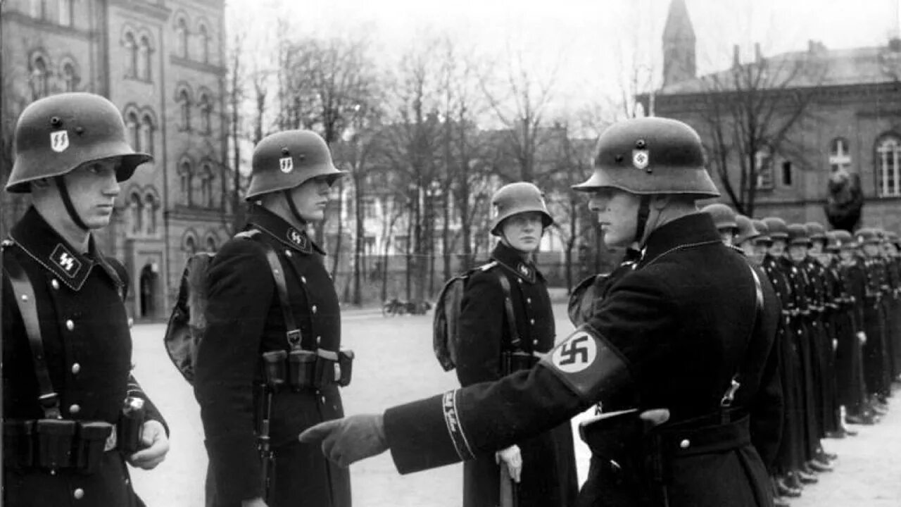 Начало сс. Солдаты СС третьего рейха. Солдат СС 3 Рейх. Группа СС Германия. SS Рейх.