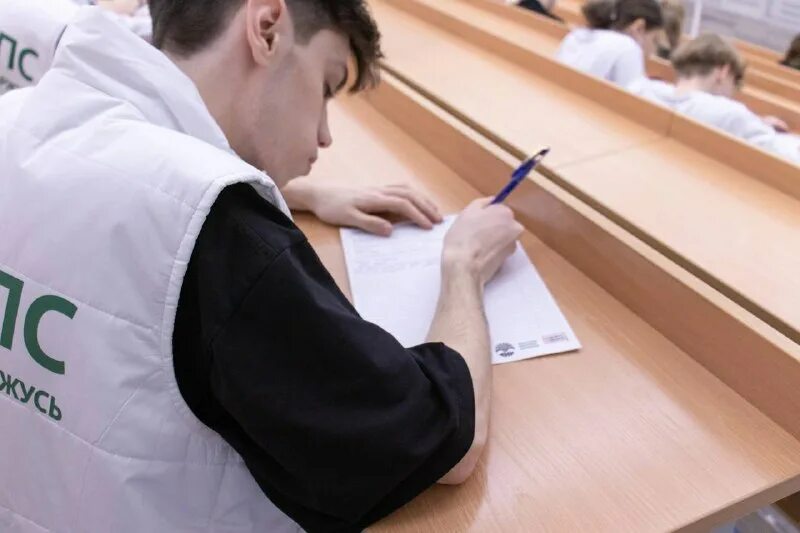 подростки в школе россия. педагогический состав подойниковской школы. всероссийский экологический диктант 2022. школа пишущих 2023. ученики 11 класса.