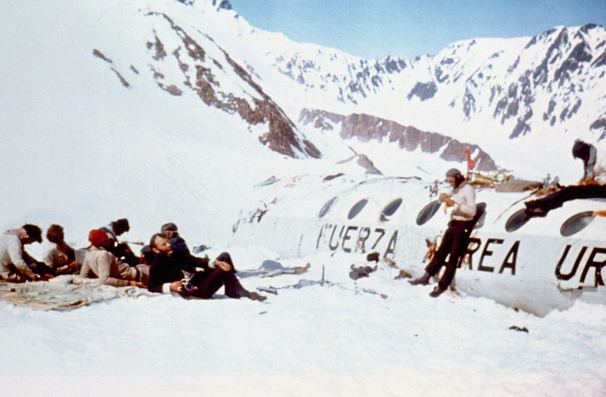 Разбившиеся в андах. Самолет разбившийся в Андах в 1972. 13 Октября 1972 авиакатастрофа в Андах.