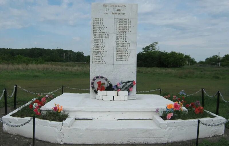 Орехово одесского района. Памятники ВОВ Омская область. Орехово Омская область Одесский район. Бобровица Омская область. ВОВ Омск мемориал.