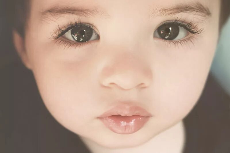 Сурьяна. Маленькая девочка с карими глазами. Малыш с карими глазами. Красивые малыши девочки. Мальчик глазами девочки